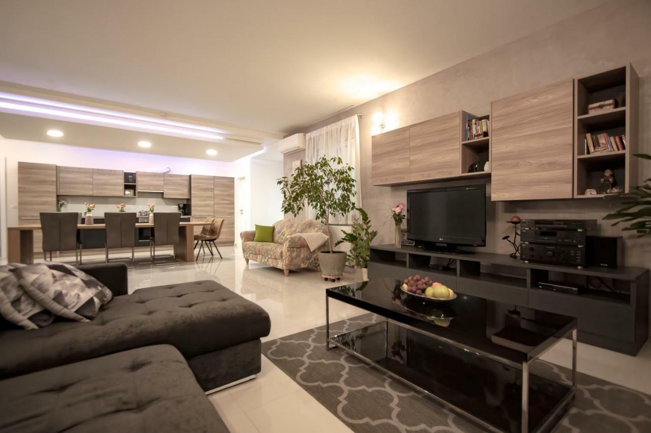 Apartman Nebo Pula Exterior foto